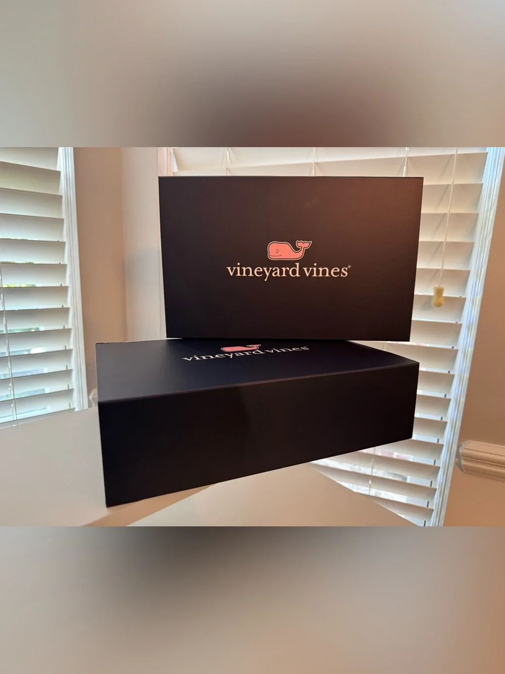 Vineyard Vines gift box + Tissue paper and logo seal